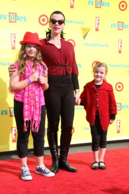 Debi Mazar ve kızları