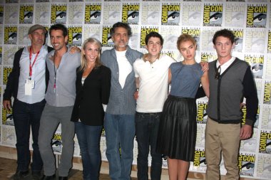Craig gillespie, colin farrell, marti noxon, chris sarandon, christopher mintz-plasse, kurtuluş poots, anton yelchin