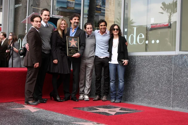 Chuck Lorre & the cast of The Big Bang Theory — Stock Photo, Image