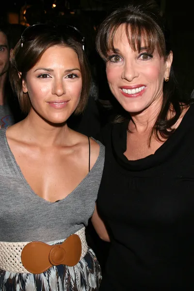 Elizabeth Hendrickson, Kate Linder — Foto de Stock