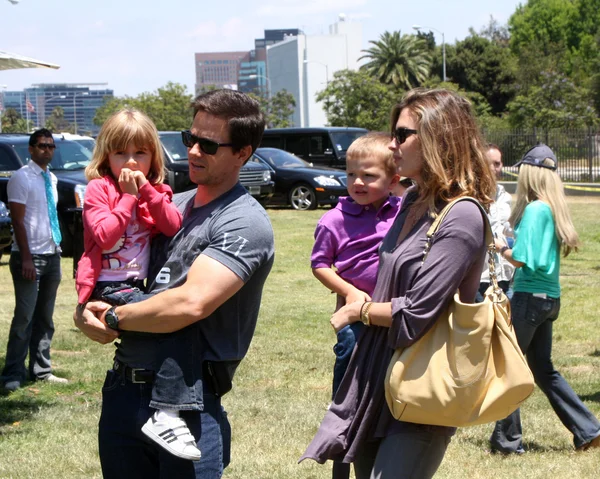 Mark Wahlberg e Rhea Durham con i loro figli Ella Rae Wahlberg e Michael Wahlberg — Foto Stock