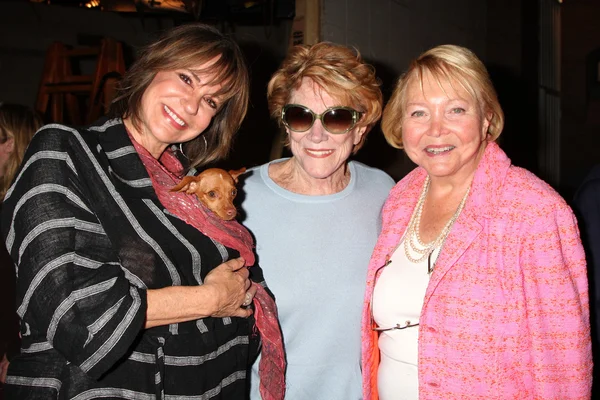 Jess Walton, su perro, Jeanne Cooper, Lee Bell — Foto de Stock