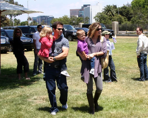 Mark Wahlberg y Rhea Durham con sus hijos Ella Rae Wahlberg y Michael Wahlberg — Foto de Stock