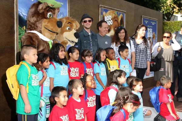 Justin Timberlake, con gli studenti che hanno vinto il concorso per essere stati più migliorati — Foto Stock