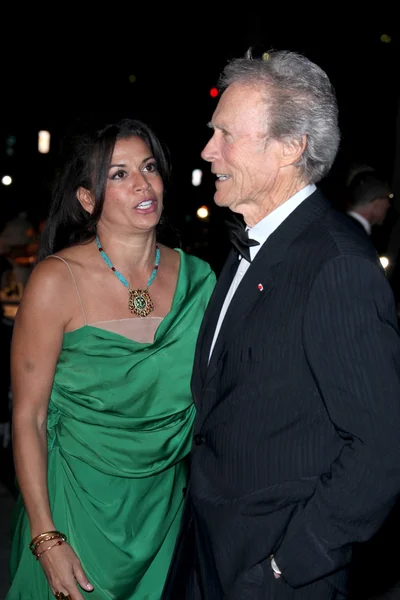 Clint Eastwood and wife Dina Ruiz — Stock Photo, Image