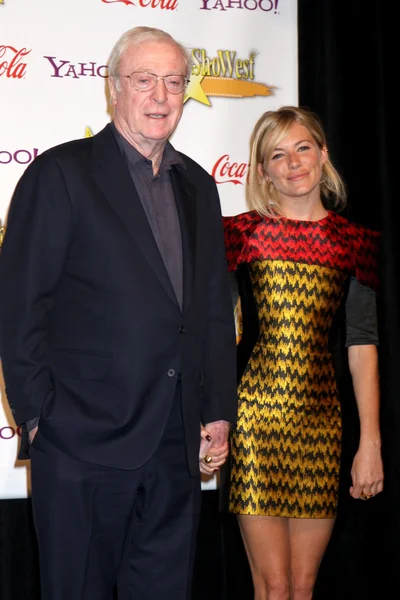 Michael caine i sienna miller — Zdjęcie stockowe