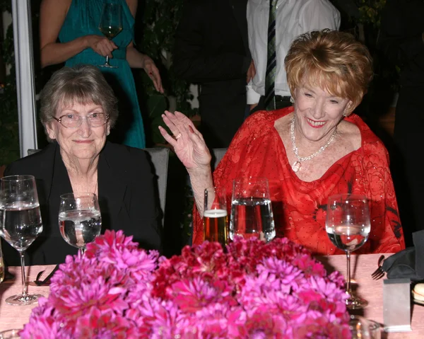 Jeanne cooper & ihre schwester evelyn — Stockfoto