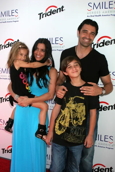 Gilles Marini, moglie Carole, figlio George e figlia Juliana — Foto Stock