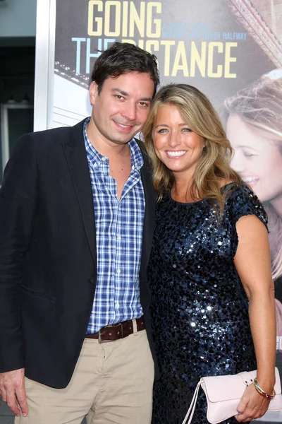 Jimmy Fallon y su esposa Nancy Juvonen — Foto de Stock