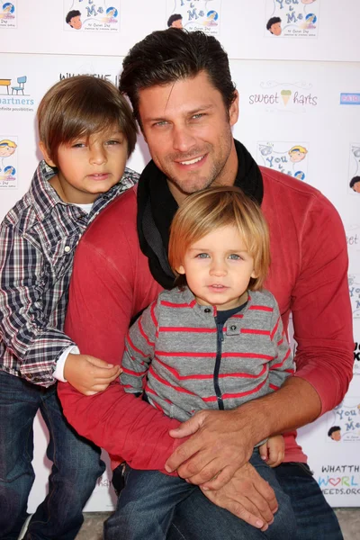 Greg Vaughn, e hijos Jathan y Cavan — Foto de Stock