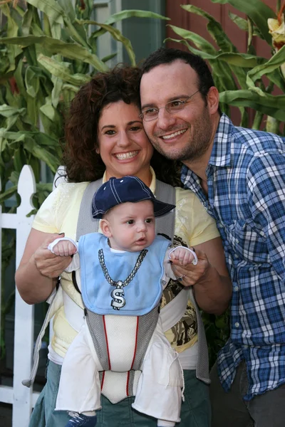 Marissa Jaret Winokur & make Judah Miller & deras son Zev — Stockfoto