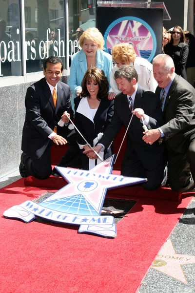 Antonio Villaraigosa, Kate Linder, LeRon Grubler, Tom LeBonge, Lee Bell e Jeanne Cooper Kate Linder — Fotografia de Stock