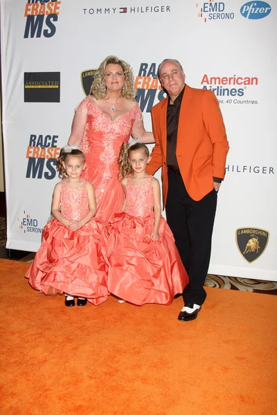 Nancy Davis, marido Ken Rickel, gêmeos Isabella e Mariella — Fotografia de Stock