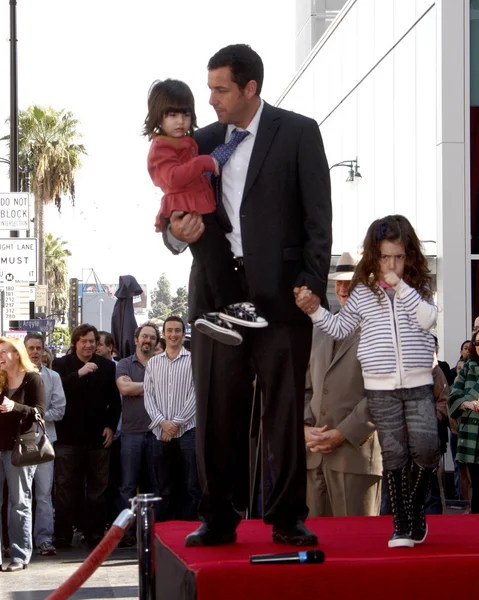 Adam Sandler, con le figlie Sunny e Sadie — Foto Stock