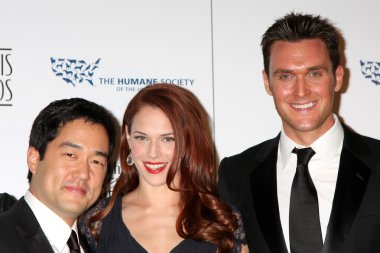 Tim kang, amanda righetti ve owain yeoman