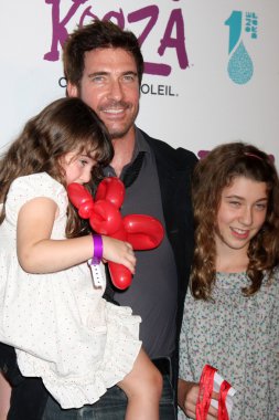 Dylan Mcdermott ve kızları Colette ve Charlotte