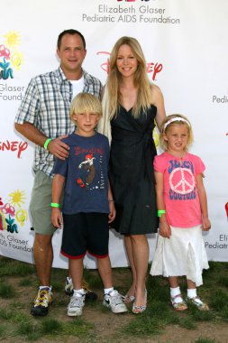 Scott martin, çocuklarıyla birlikte lauralee çan