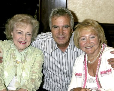 Betty white, john mccook ve lee çan