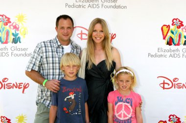 Scott martin, çocuklarıyla birlikte lauralee çan