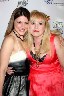 Melanie Goldstein ve Kirsten Vangsness