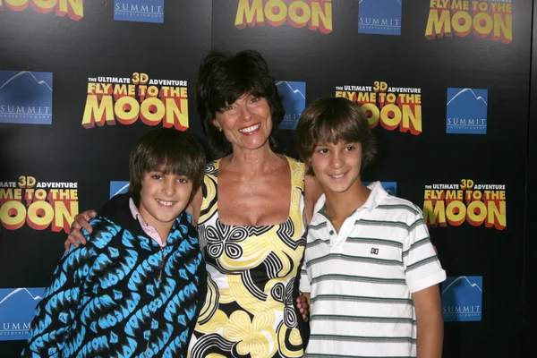 Adrienne Barbeau and her twin sons William and Walker — Stock Photo, Image