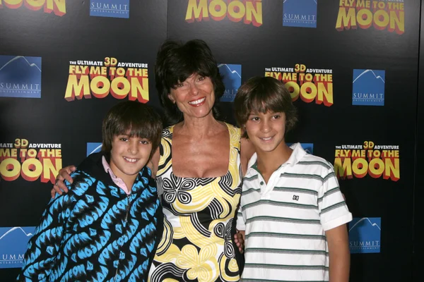 Adrienne Barbeau e i suoi figli gemelli William e Walker — Foto Stock