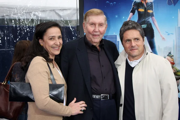 Sumner Redstone, Wife, with Brad Grey — Stock Photo, Image