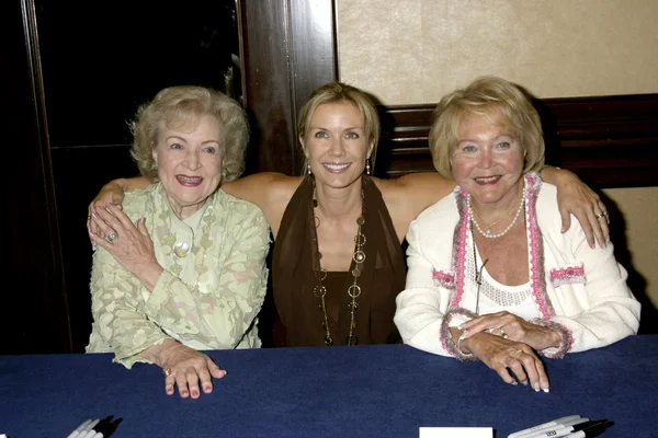 Betty White, Katherine Kelly Lang y Lee Bell — Foto de Stock