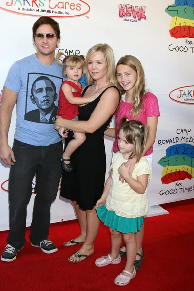 Peter Facinelli, Jennie Garth y sus hijas Luca, Lola y Fiona — Foto de Stock