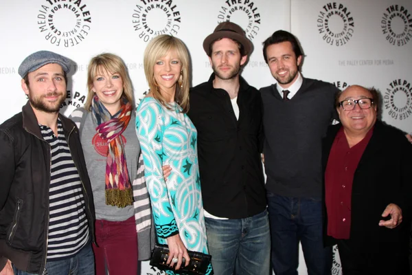 Mary Elizabeth Ellis, Kaitlin Olson, Charlie Day, Glenn Howerton, Rob Mcelhenney, Danny Devito — Stock Fotó