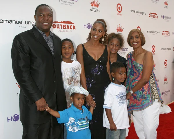 Holly robinson peete, rodney peete a jejich děti a holly matka delores — Stock fotografie