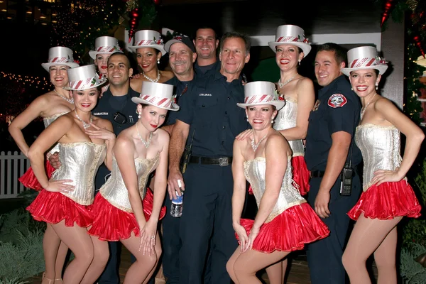 Glendale strażaków idealna pomocnicy Świętego Mikołaja — Zdjęcie stockowe