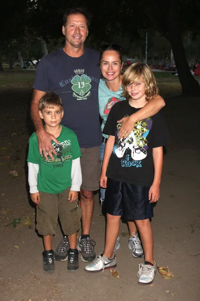 Michael sabatino, crystal chappell, mit söhnen jacob (älter) und dylan (jung) — Stockfoto