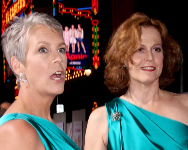 Jamie lee curtis & sigourney weber — Stockfoto