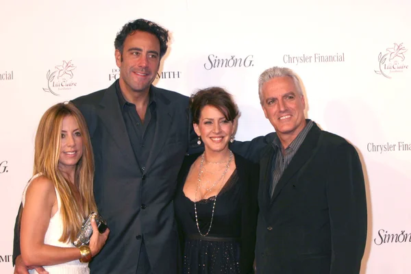 Brad garrett & hittills, med joely fisher & christopher stofil — Stockfoto