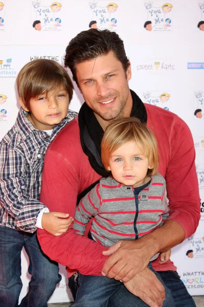 Greg vaughn und sons jathan und cavan — Stockfoto