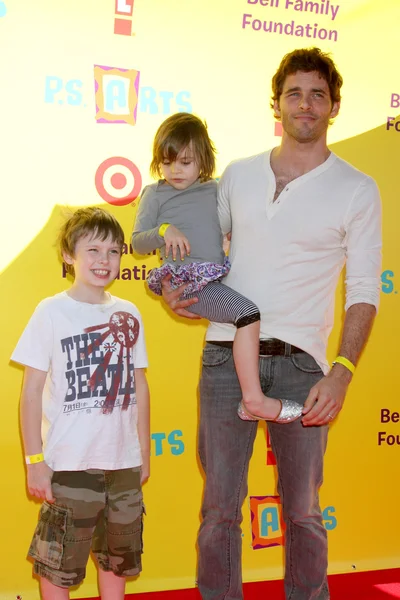 James Marsden & zijn kinderen — Stockfoto