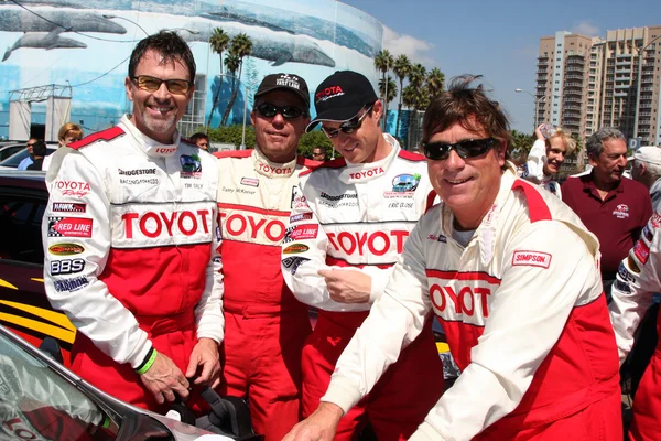 Tim Daly & Eric Close with their racing instructors — Stock Photo, Image