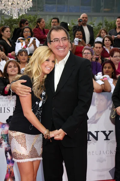 Ashley Tisdale, Kenny Ortega — Stockfoto