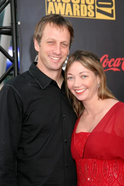 Tony Hawk & vrouw — Stockfoto