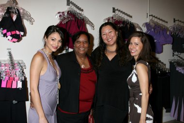 Erica franco, yancy arias, anne, kız kardeşi ve eşi anna