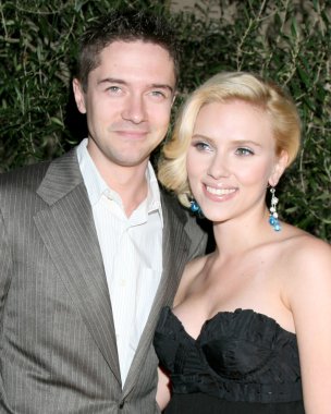 Topher Grace ve Scarlett Johansson