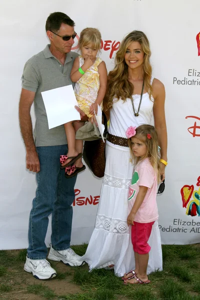 Denise Richards , father, and her daughters — Stock Photo, Image