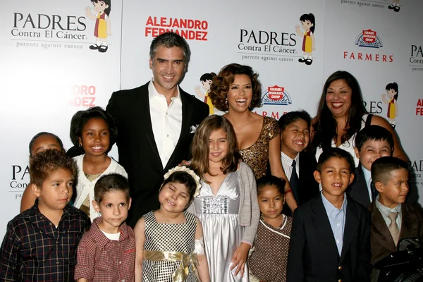 Alejandro Fernández & Eva Longoria & niños con cáncer —  Fotos de Stock