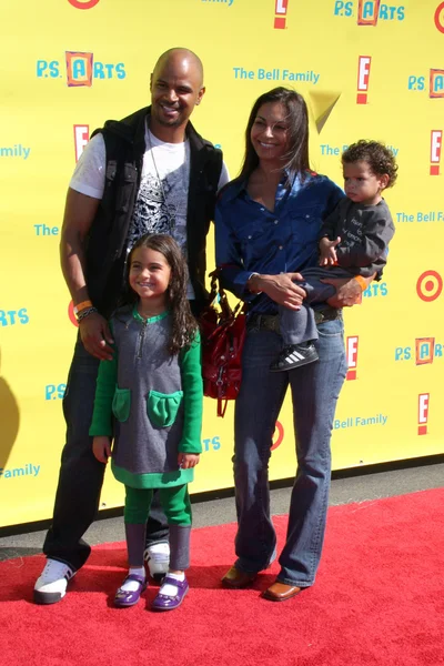 Dondre Whitfield, Salli Richardson-Whitfield & Children — Stock Photo, Image