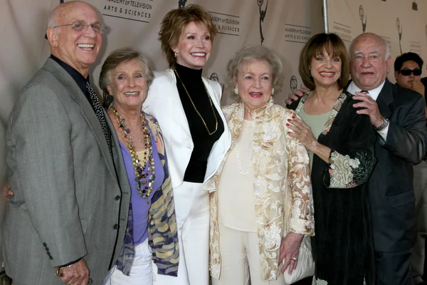 Gavin macleod, senaryo yazarı, mary tyler moore, betty white, valerie harper ve ed asner — Stok fotoğraf