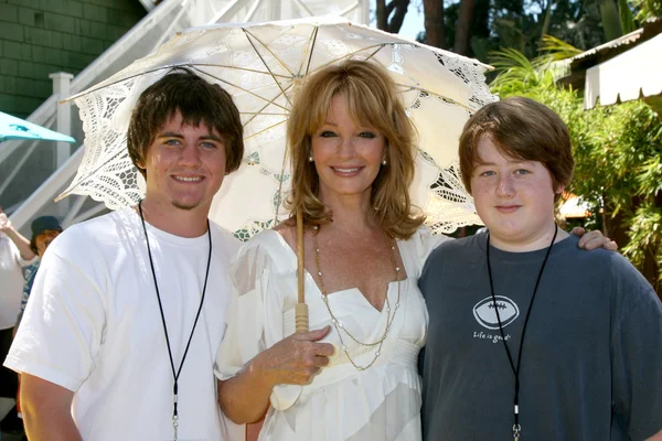 Deidre Hall & hijos Tully y David —  Fotos de Stock