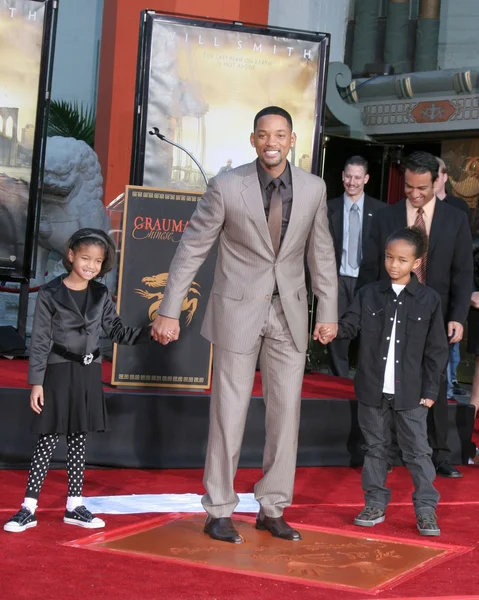 Will Smith, dengan anak-anaknya Willow dan Jaden — Stok Foto