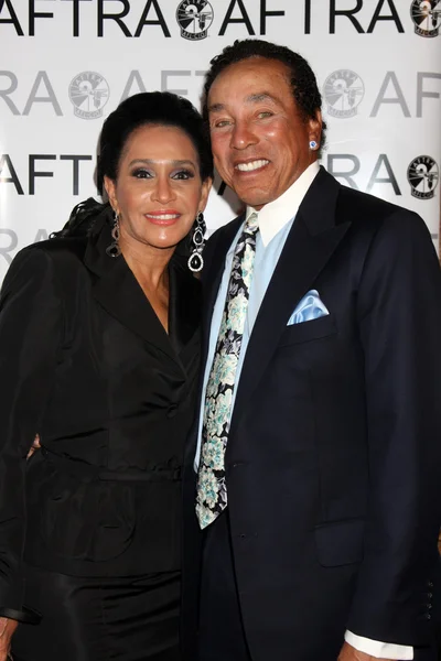 Smokey Robinson and wife — Stock Photo, Image