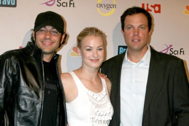Zach Levi ve Yvonne Strahovski ve Adam Baldwin